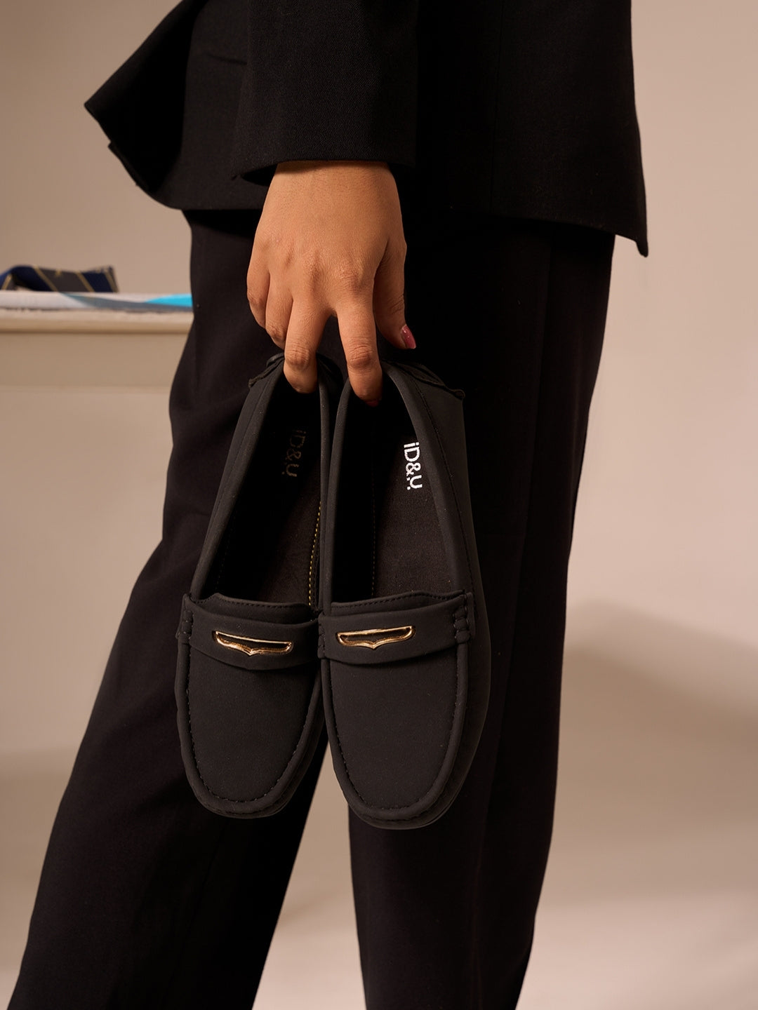 Women's Black Soft & Premium Loafers (IU2002)